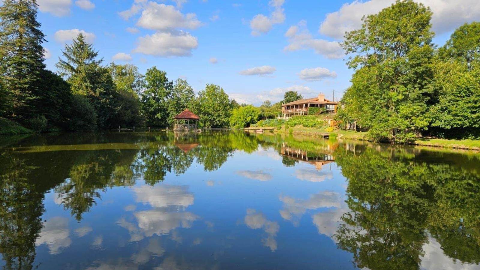 Lake Noble Saint-Germain-l'Aiguiller Buitenkant foto